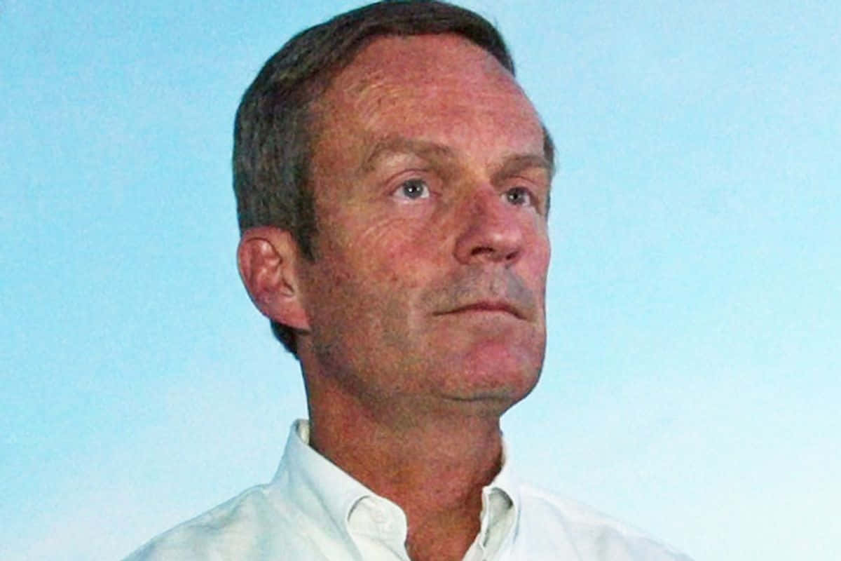 Тодд Акин позирует под безмятежным и ясным голубым небом. Обои