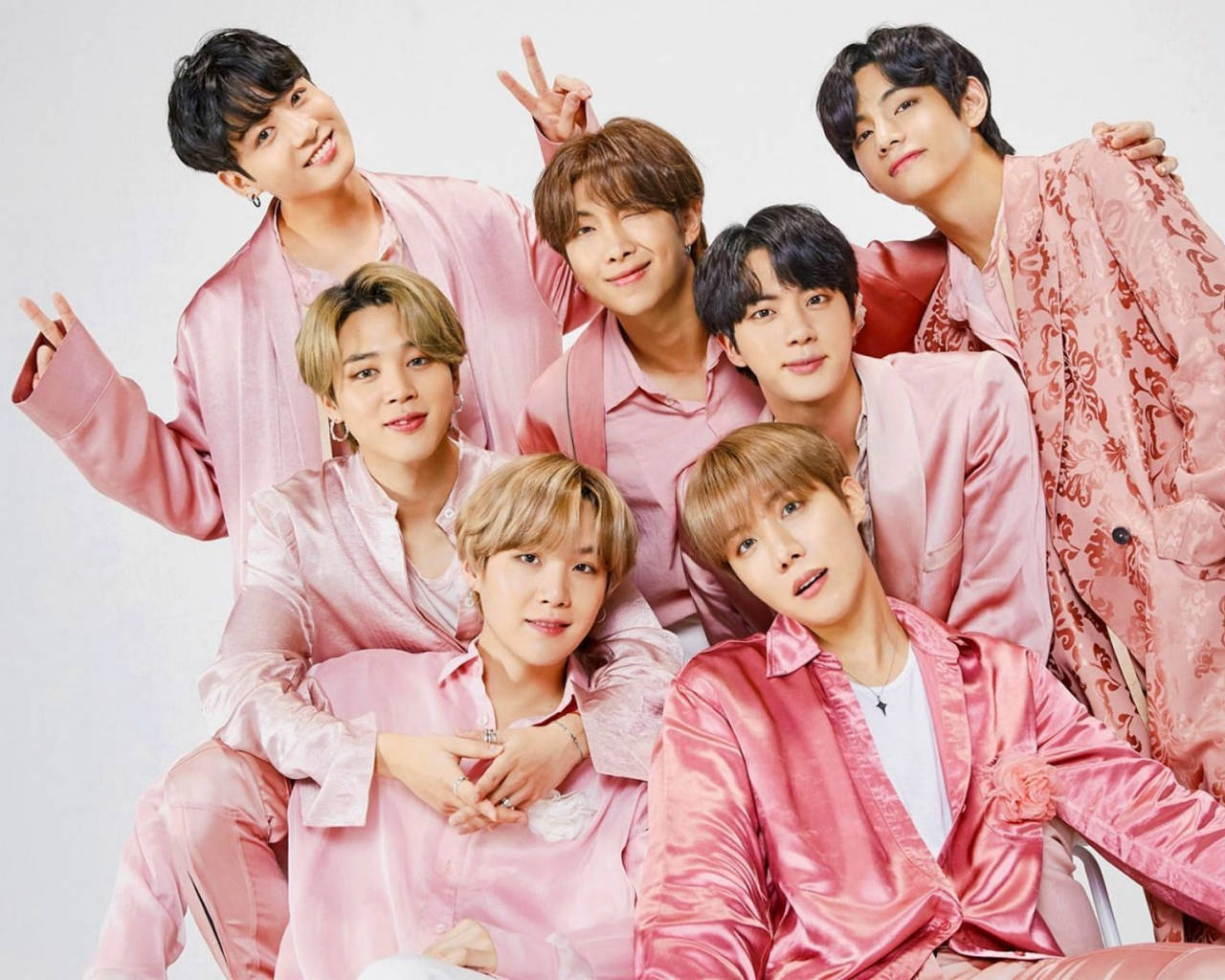 Участники BTS в розовом на рабочий стол Обои