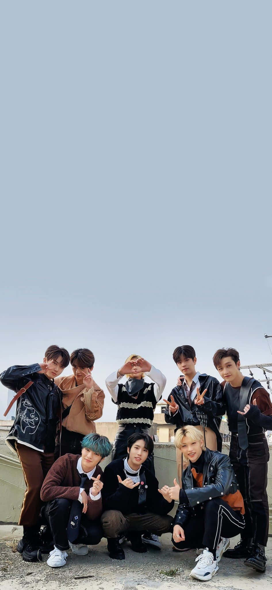 Феликс из K-pop группы Stray Kids уверенно позирует Обои
