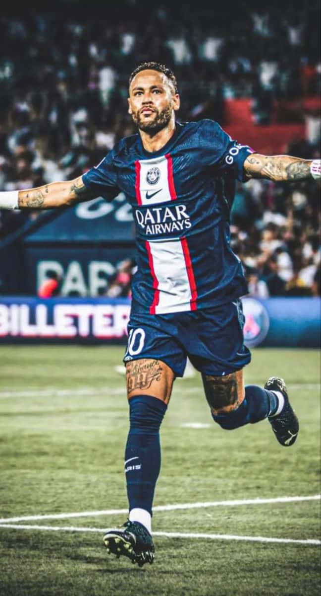 футболист бежит по полю Обои
