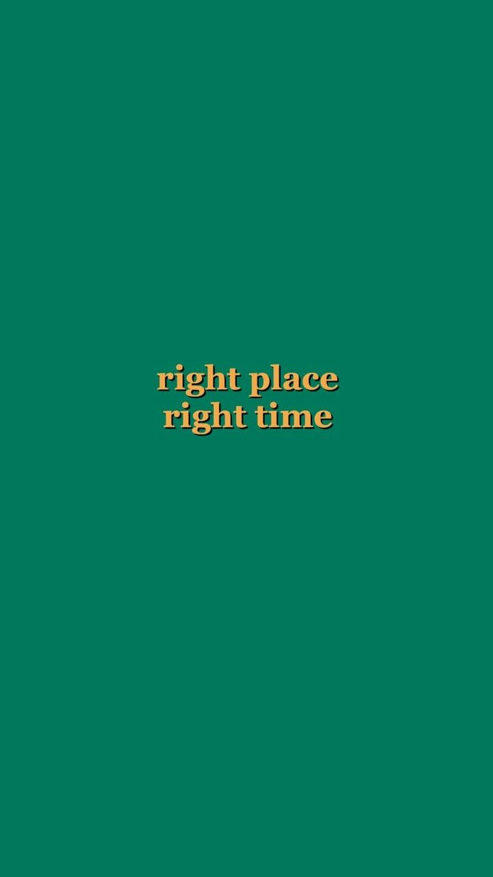 Цитата «Right Place Right Time» на однотонном зеленом фоне Обои