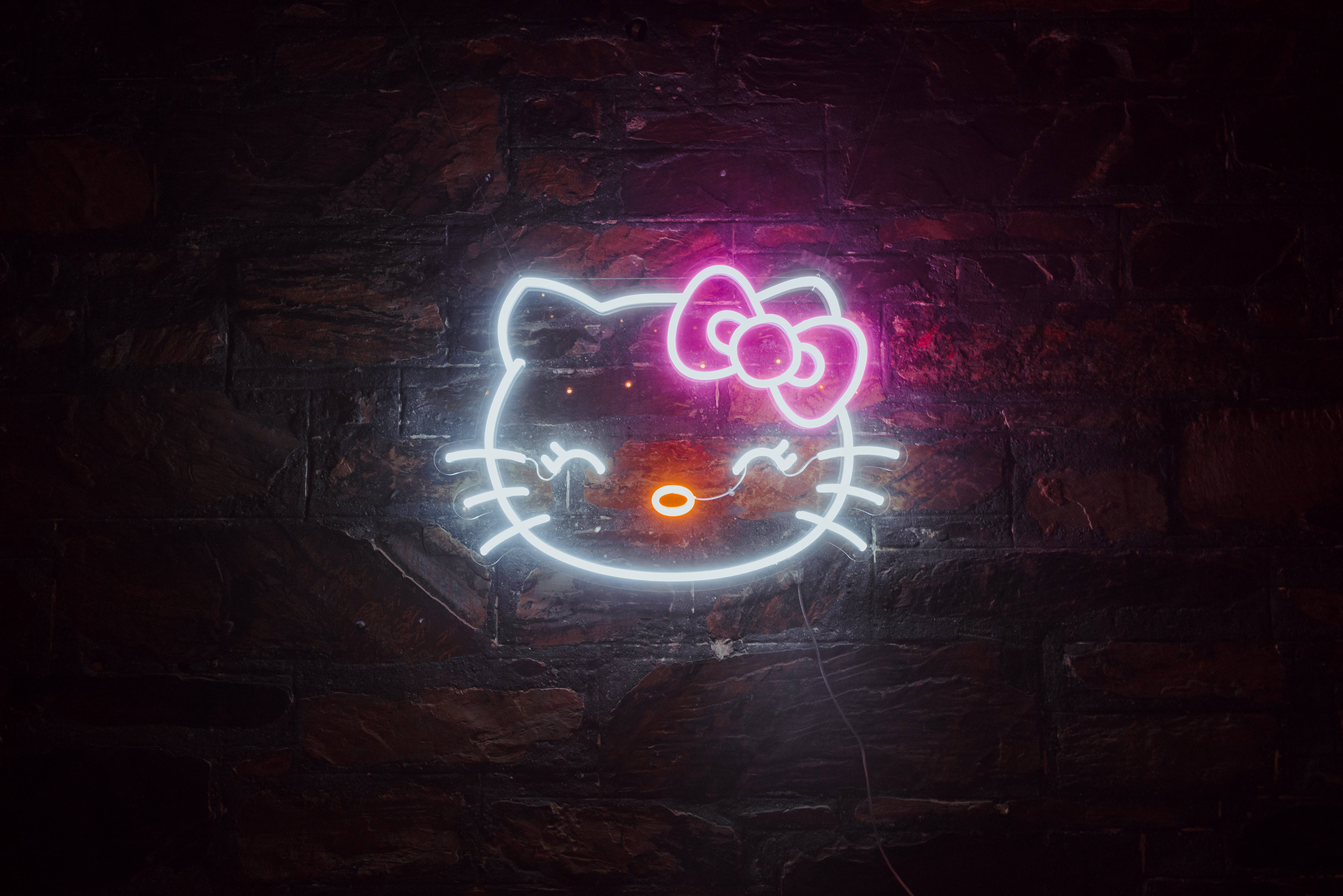 Черная Hello Kitty в неоновых огнях Обои