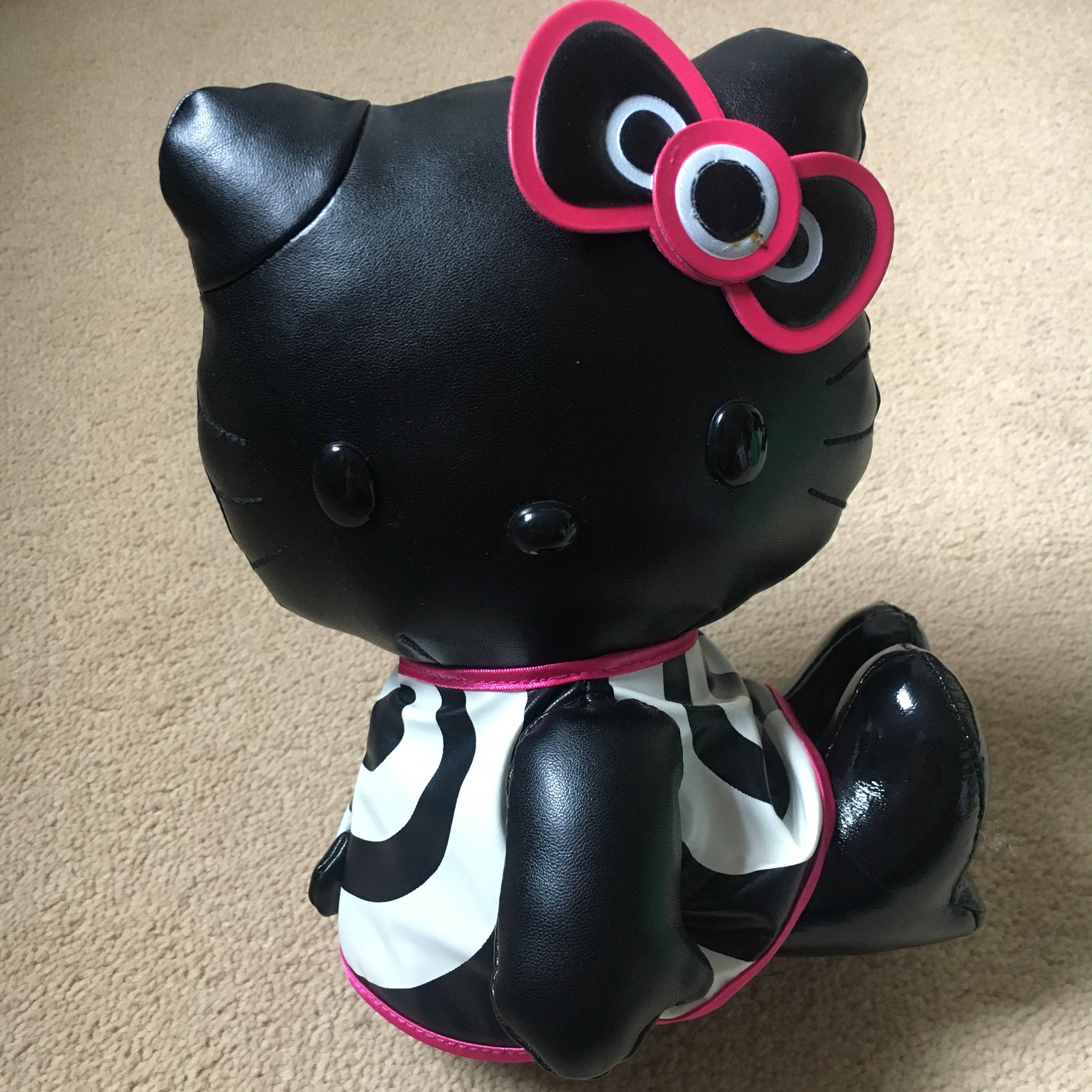 Черная игрушка Hello Kitty на Хэллоуин Обои