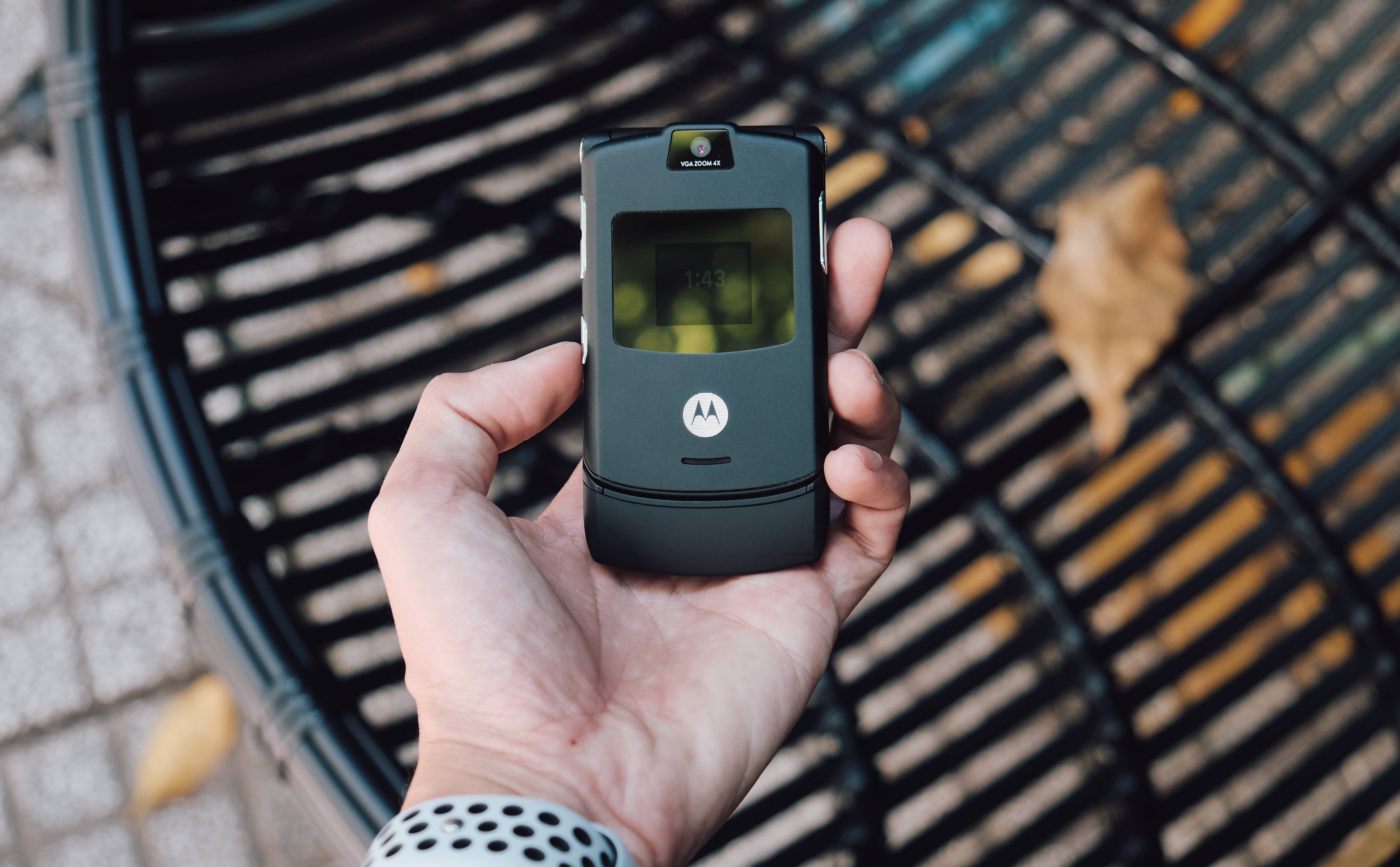 Черная раскладушка Motorola Обои