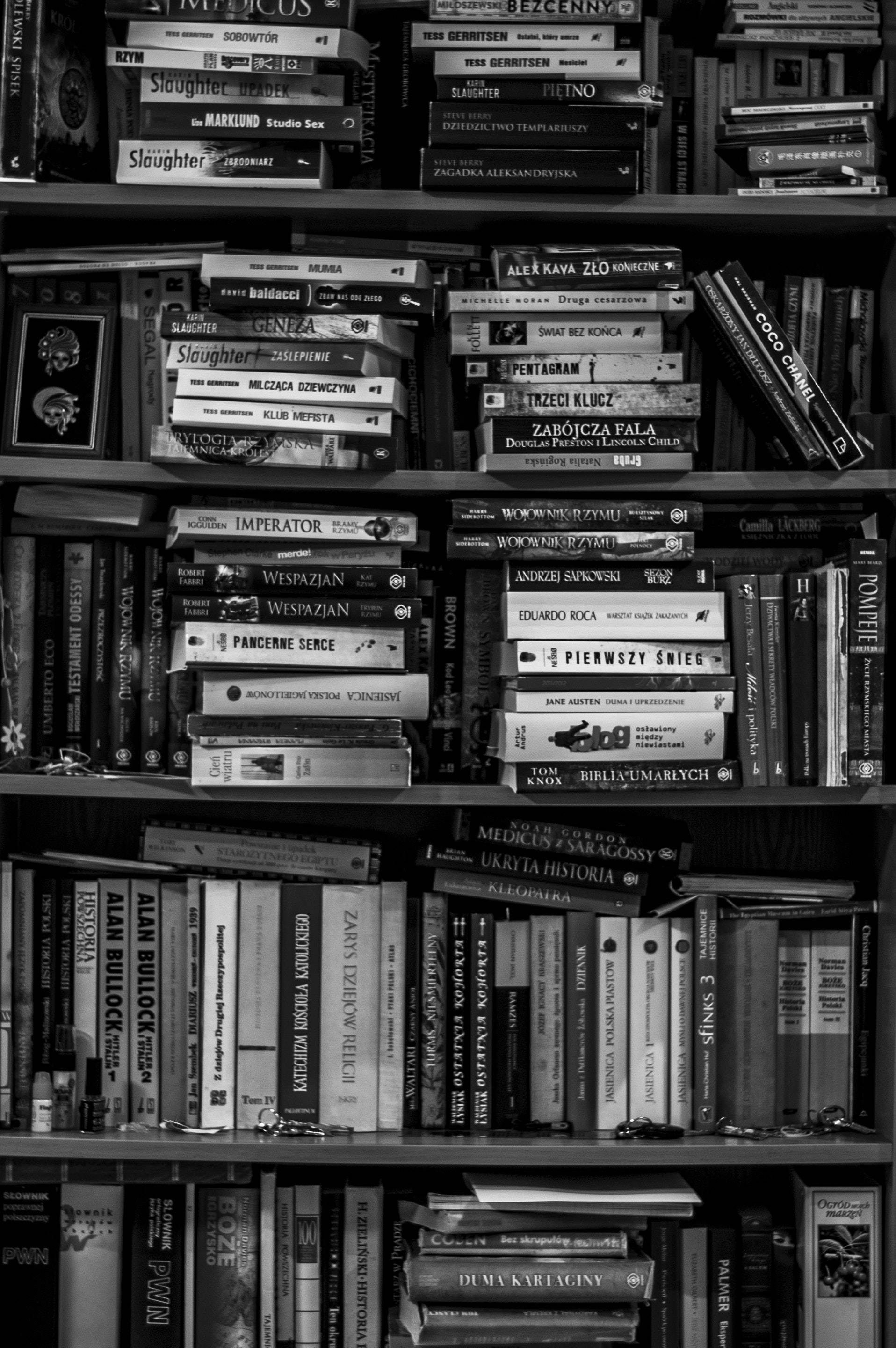 Черно-белая фотография книг на полке Обои