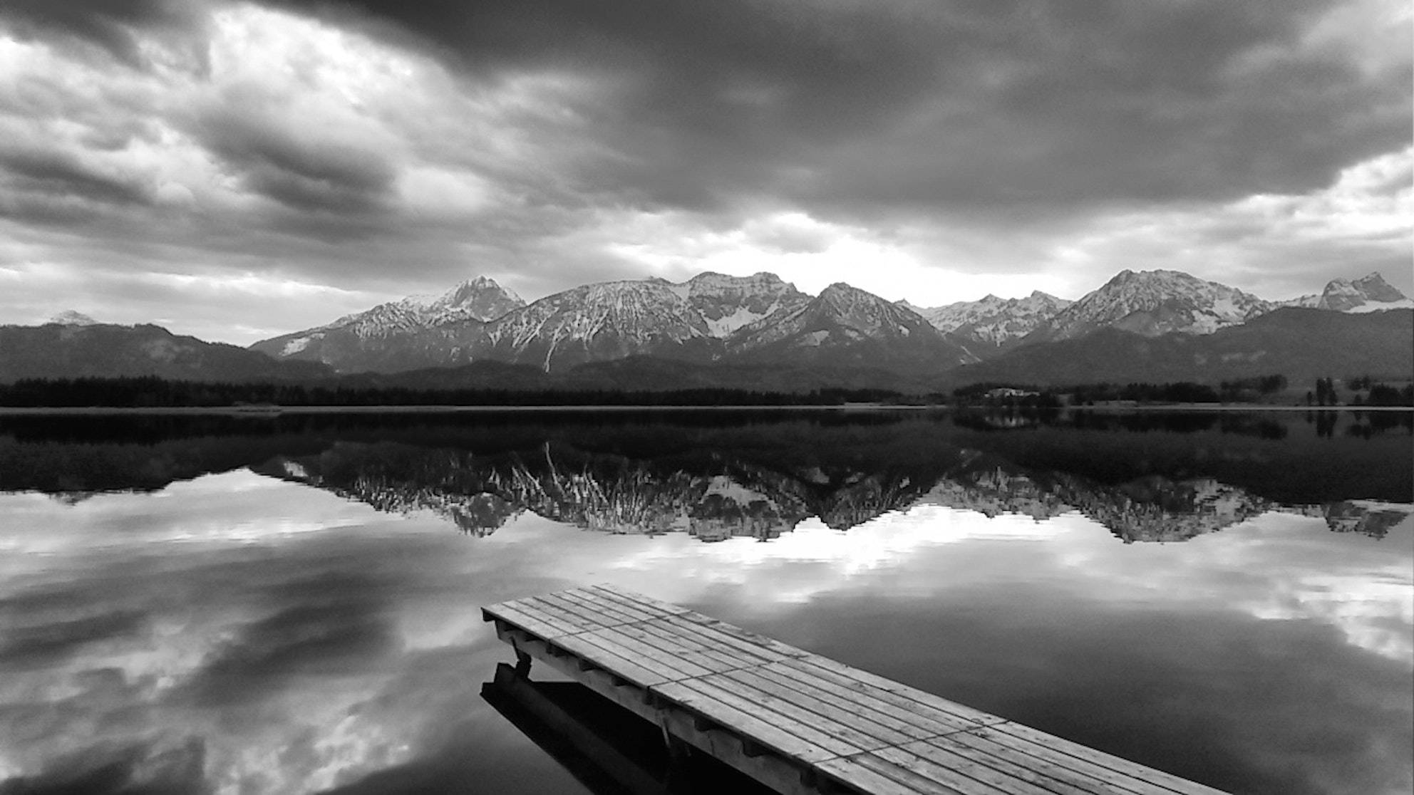 Черно-белая фотография озера и гор Обои