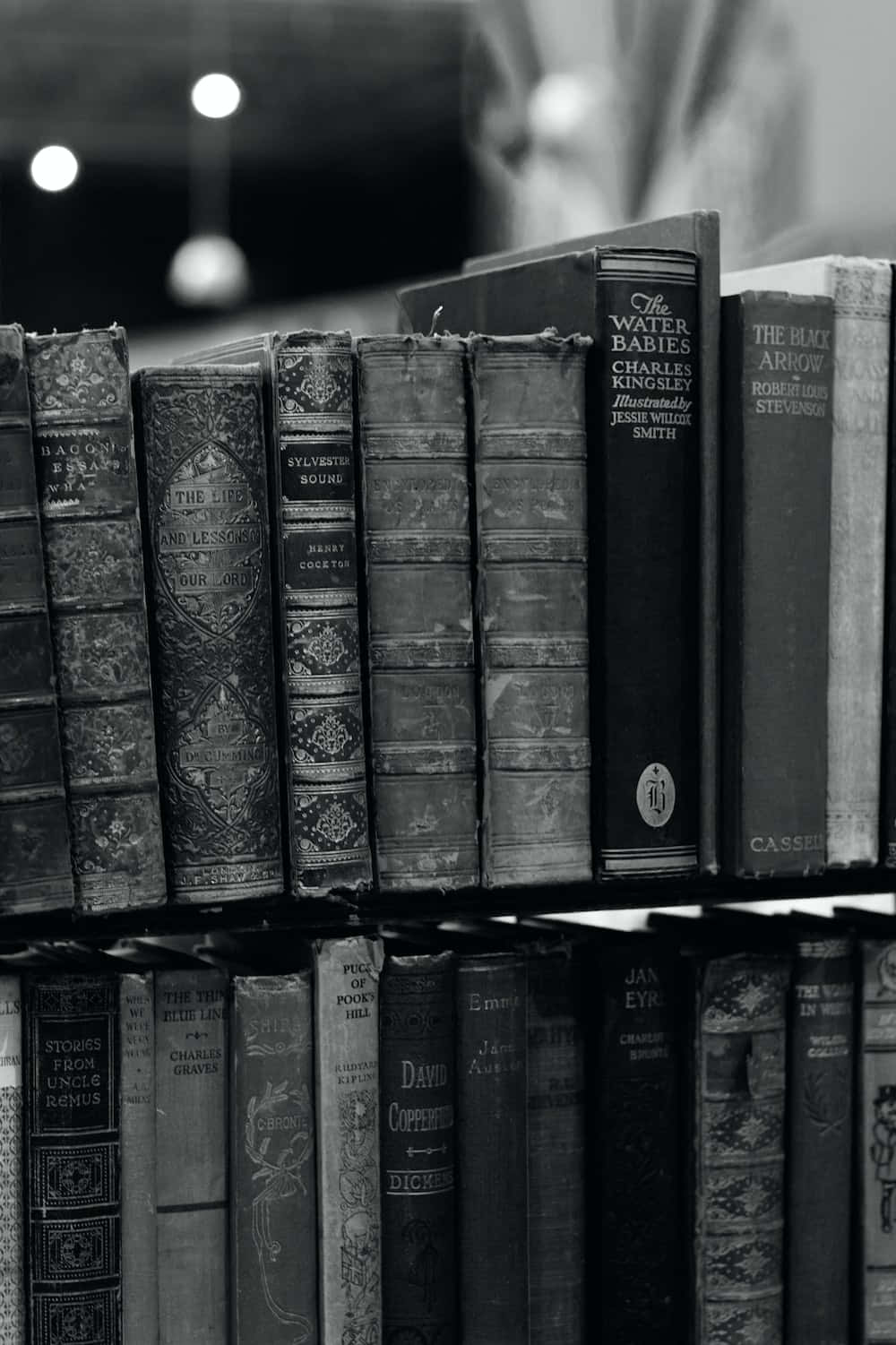 черно-белое фото книг на полке Обои