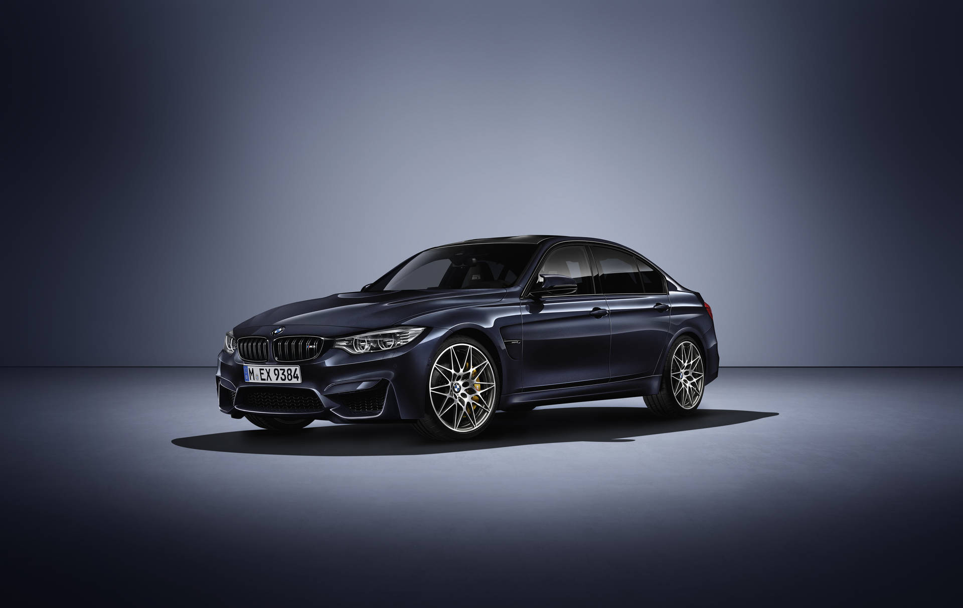 Обои с черным BMW M3 30 Jahre Edition в луче прожектора