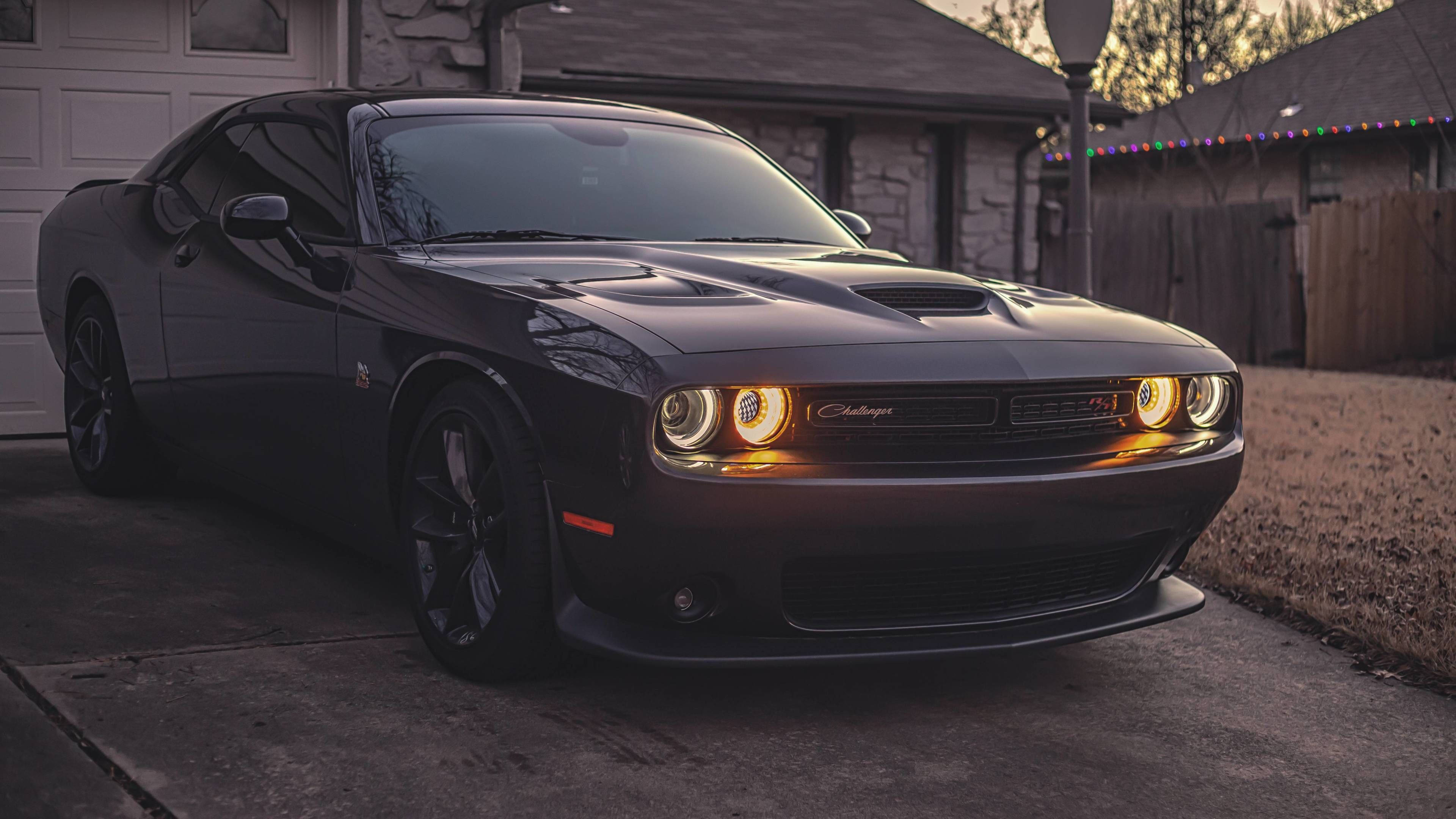 Черный Dodge Challenger Demon 4K перед гаражом Обои
