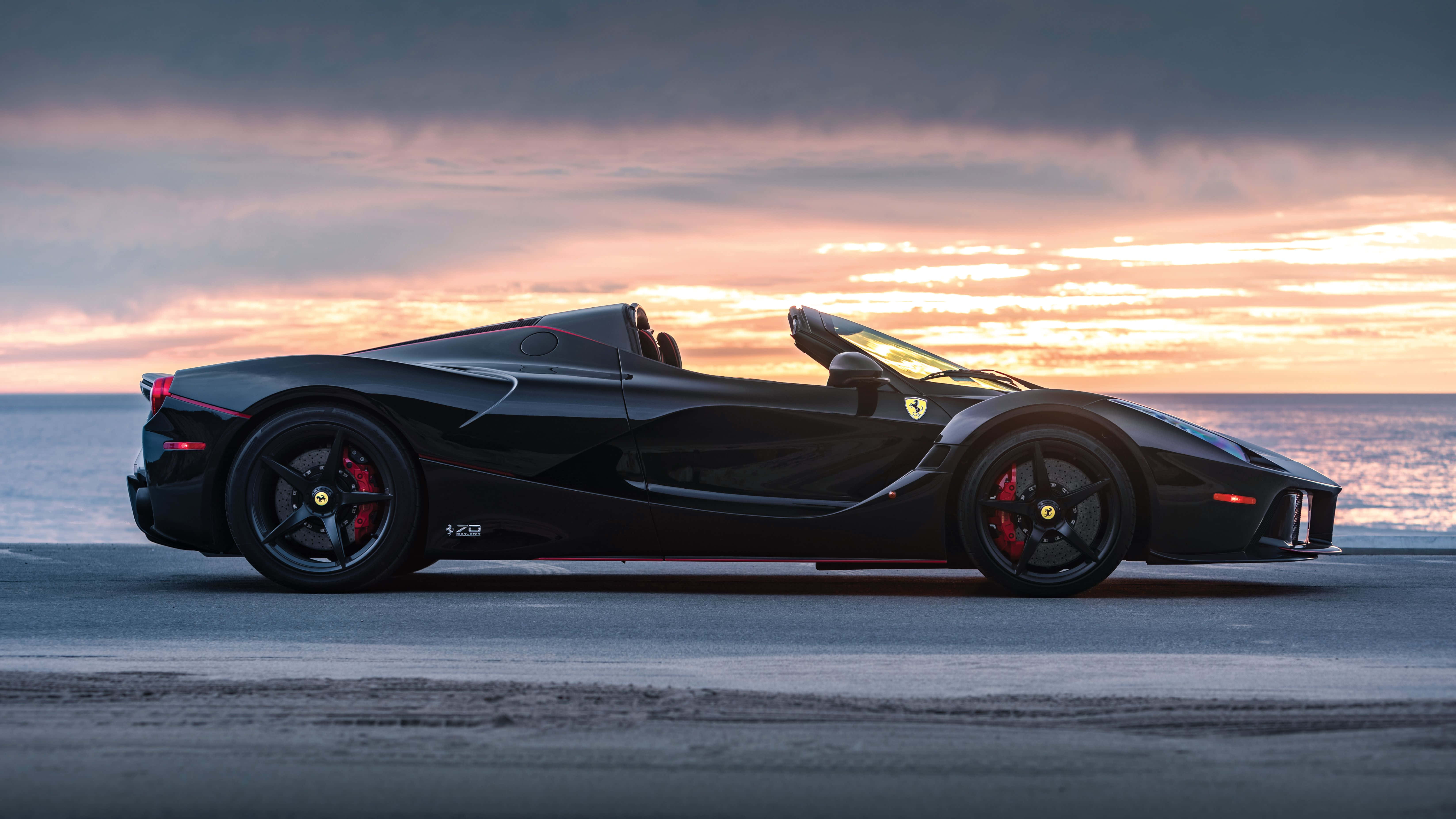 Черный автомобиль 4K Ferrari Закат на пляже Обои