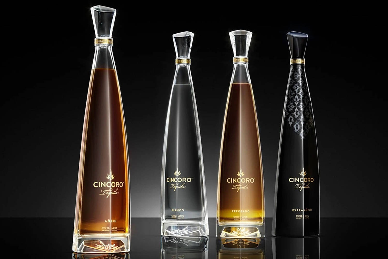 Четыре бутылки Cincoro Tequila на черном градиентном фоне Обои