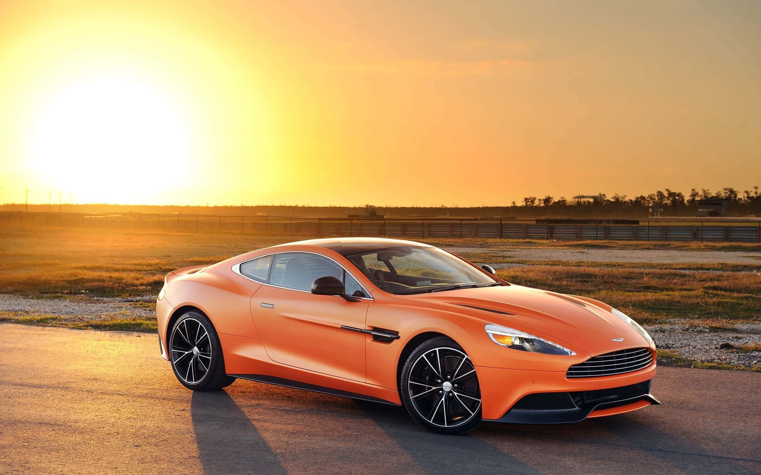 Элегантный Aston Martin Vanquish в движении Обои