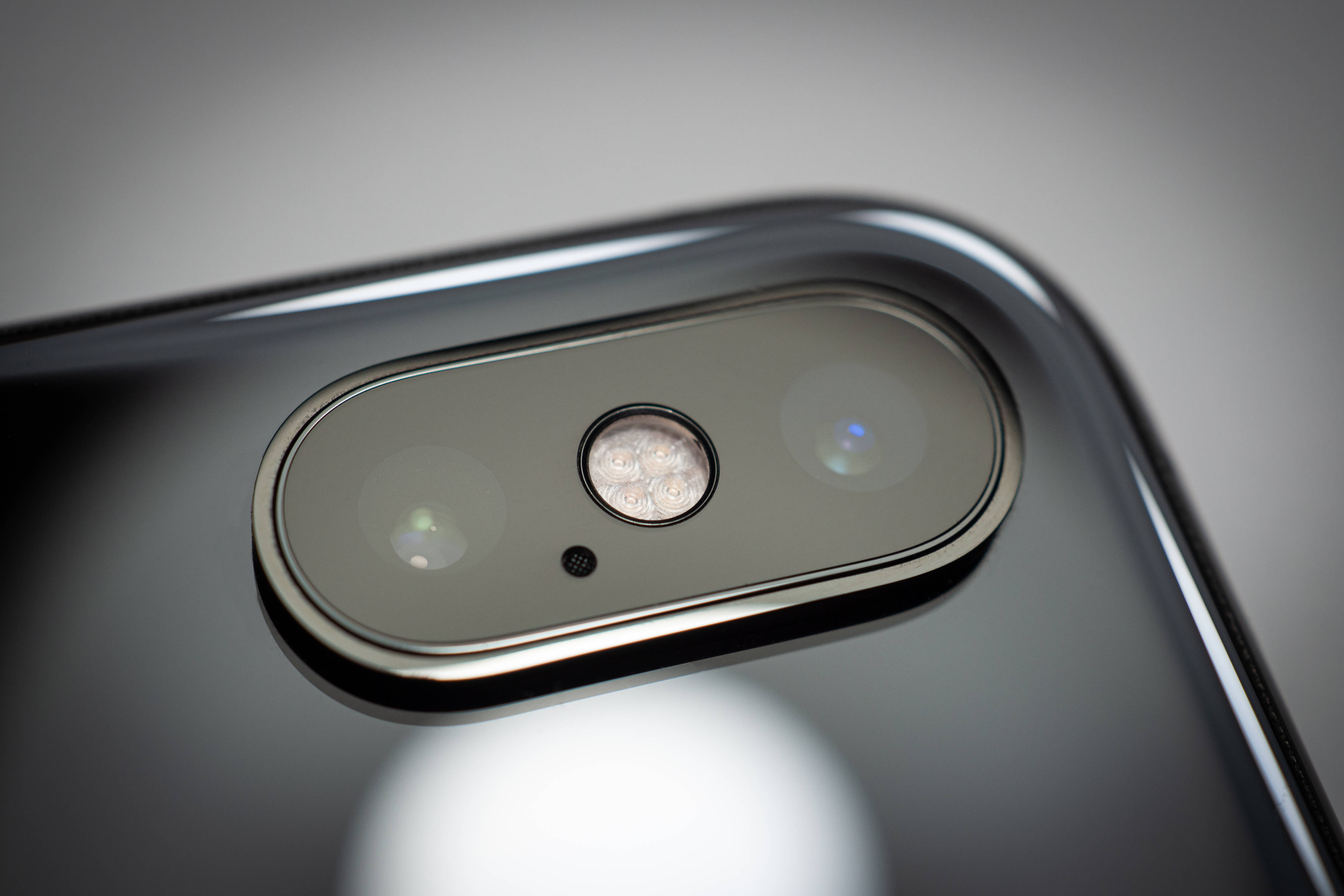 Элегантный вид iPhone Xs в воде Обои
