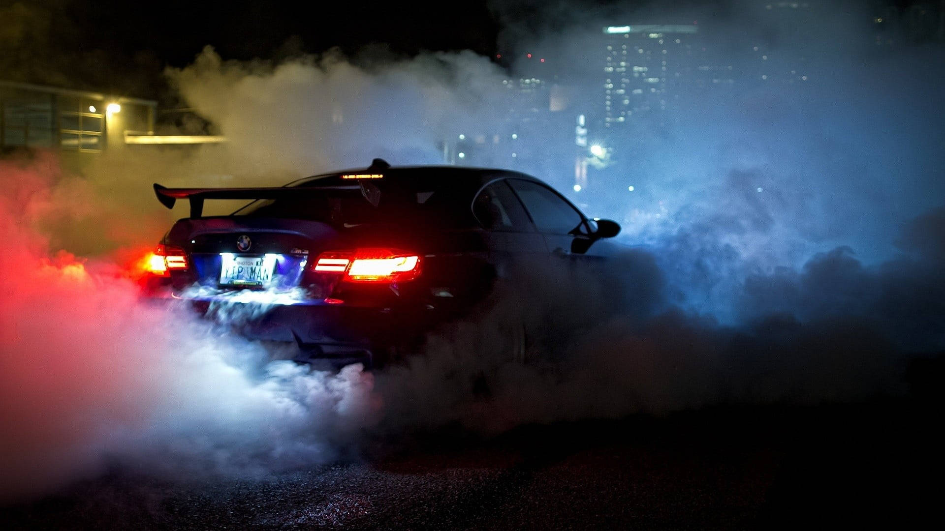 Элегантный ноутбук BMW на фоне с эффектом дыма Обои