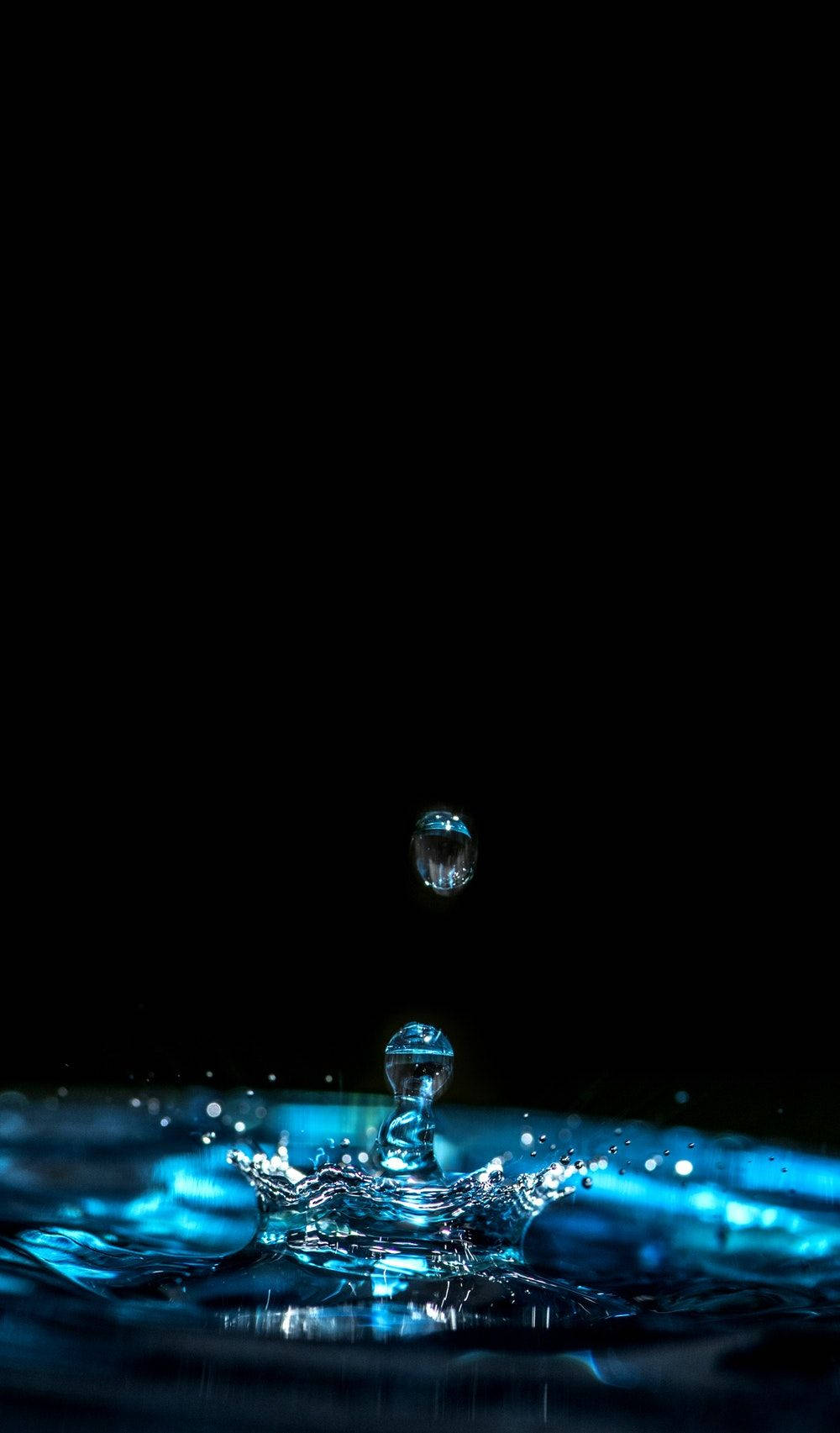 Эстетика капли воды темно-синий HD Обои