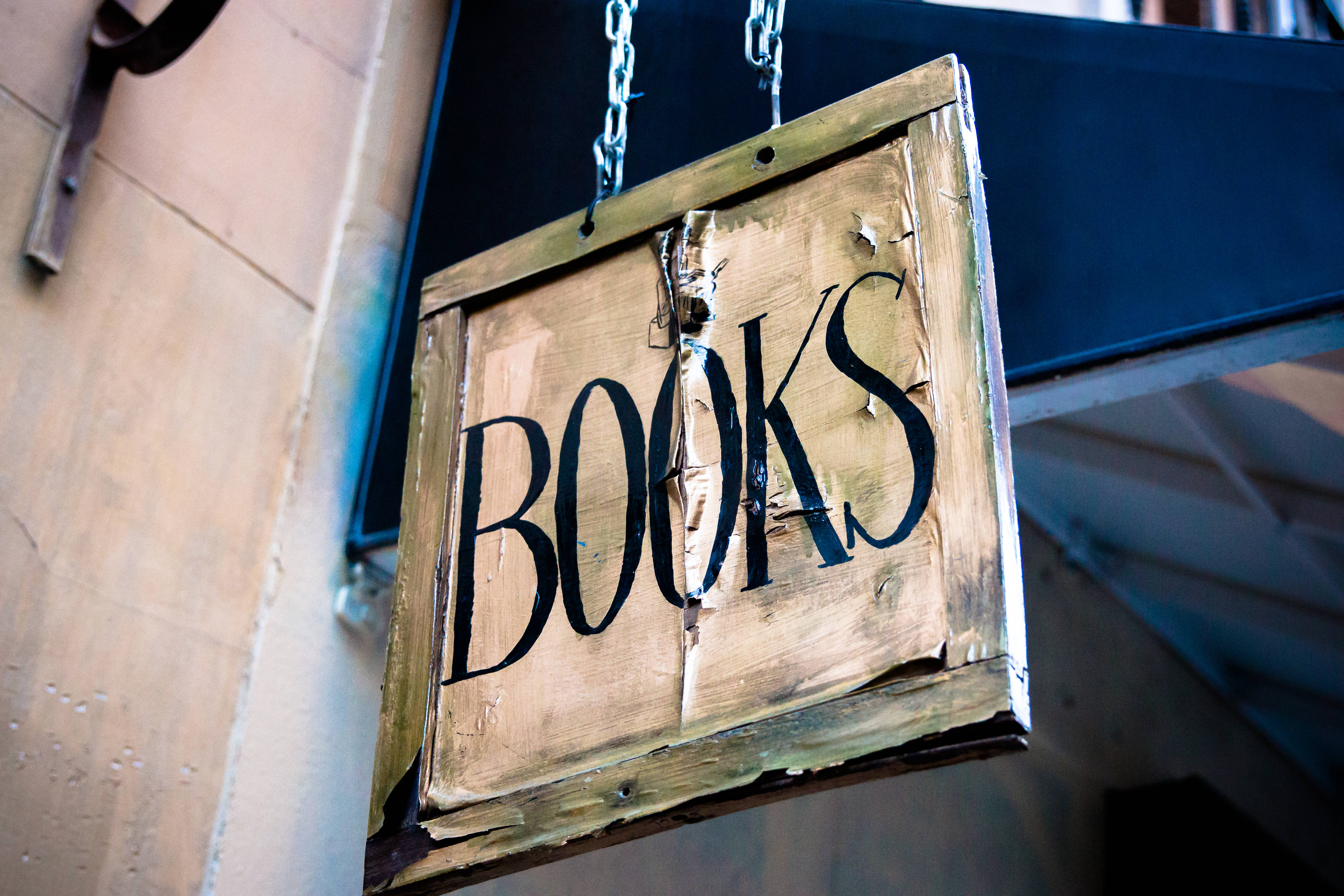 Эстетичная вывеска с книжной тематикой Обои