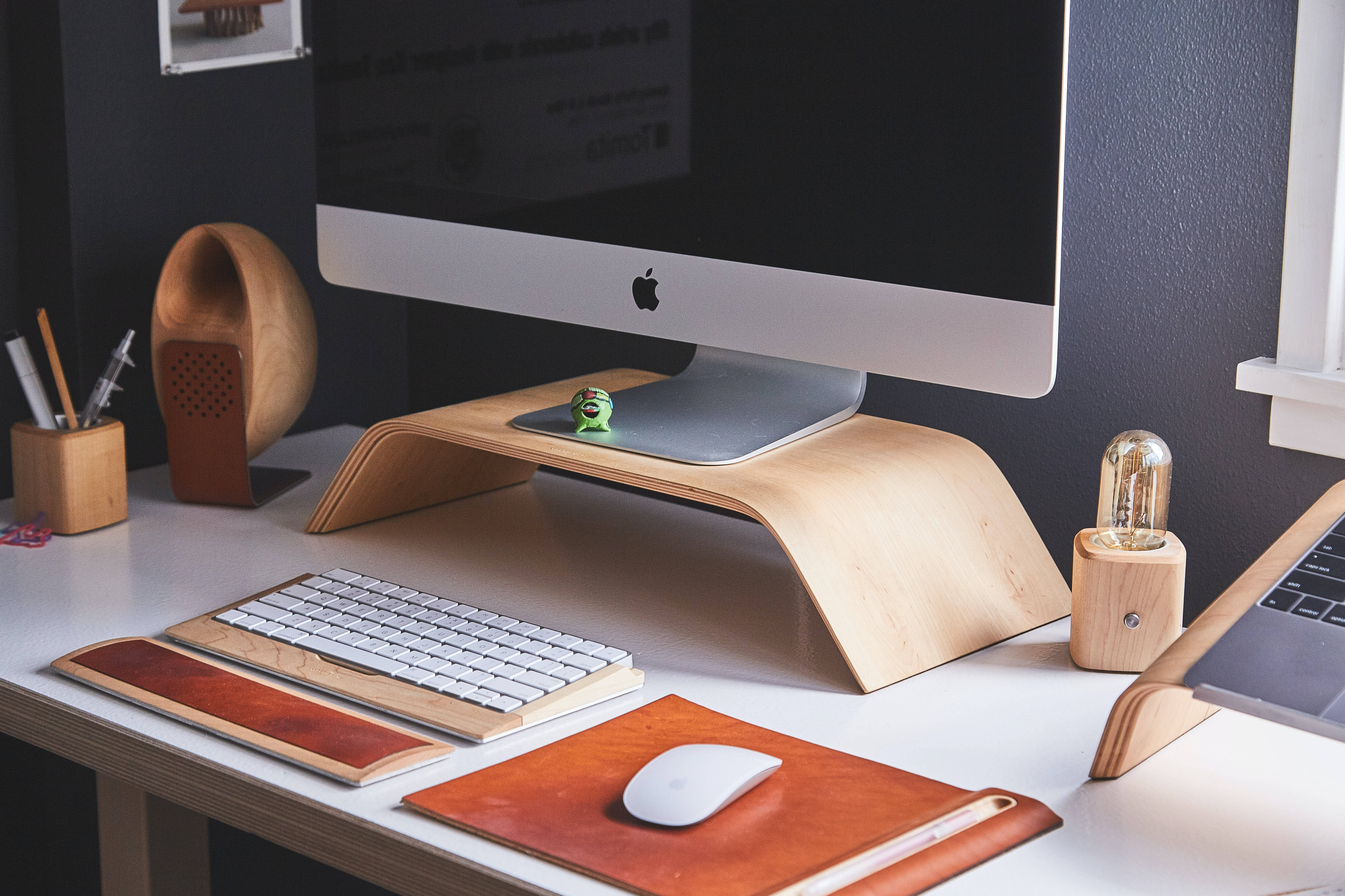 Эстетичная гармония - рабочее место Mac с кофейным акцентом Обои