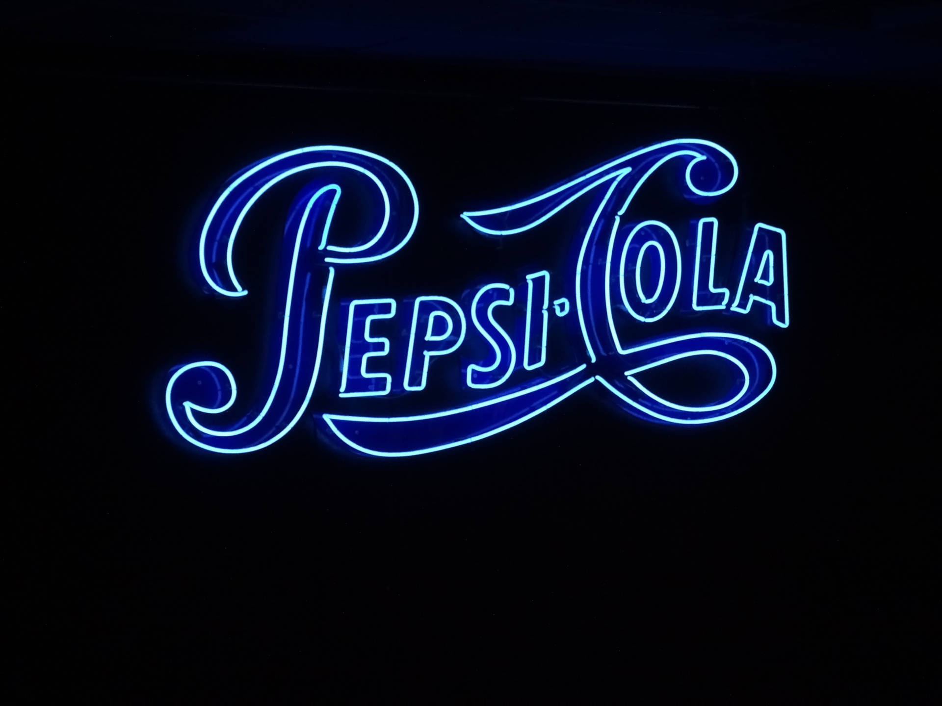 Эстетичные обои для ноутбука с неоновой вывеской Pepsi Cola