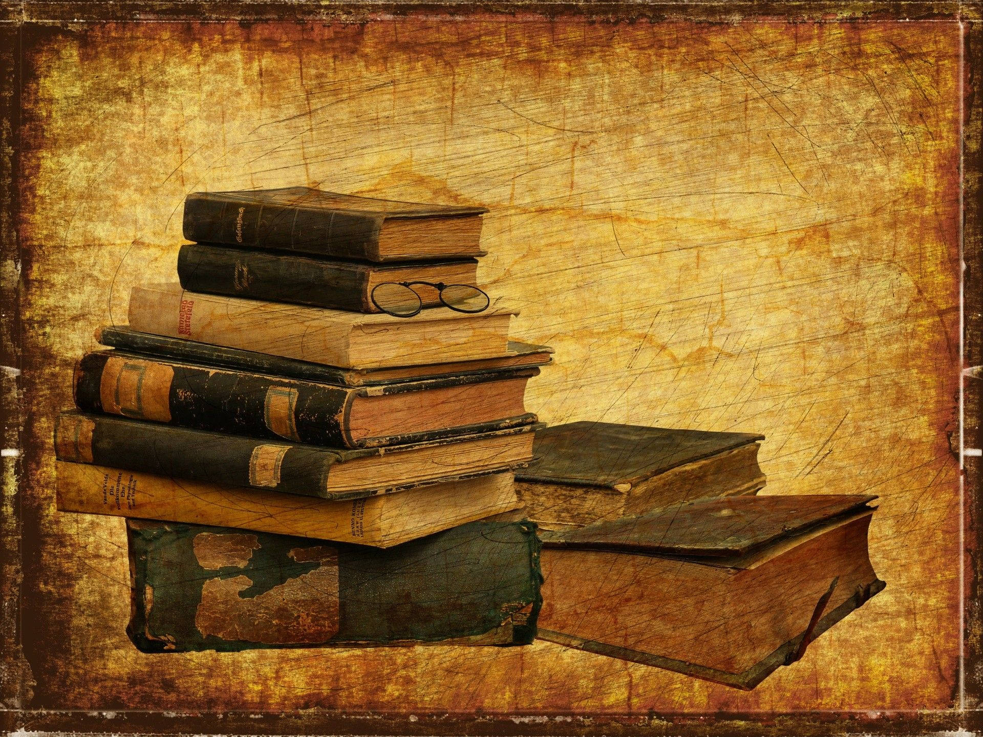 Эстетичная стопка старых книг Обои
