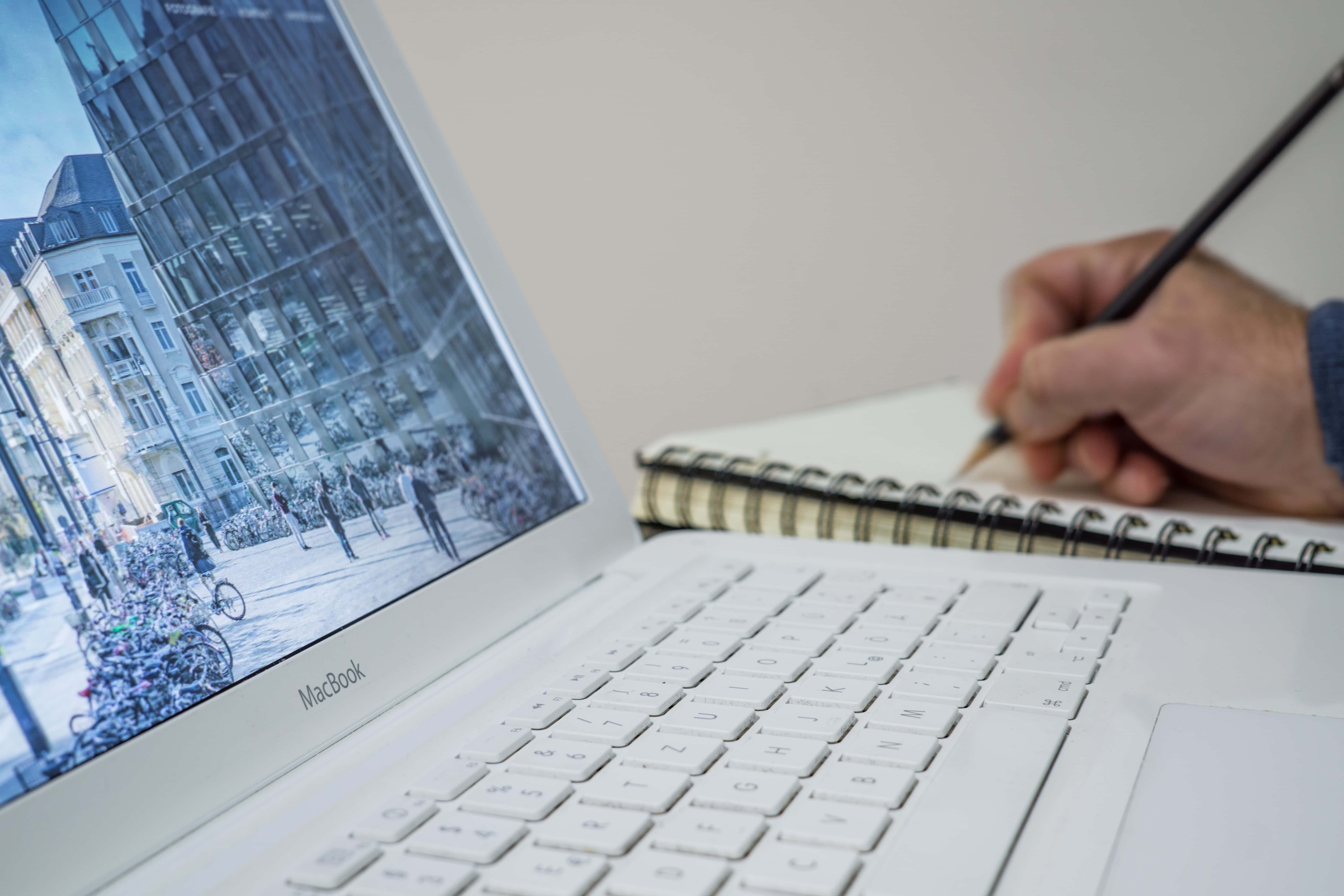 Эстетичный Macbook — стильное и современное технологичное устройство Обои