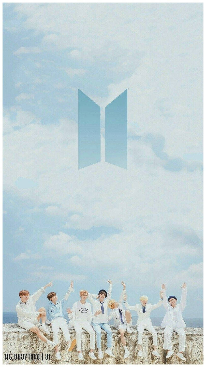 Эстетичный логотип BTS на фоне голубого неба Обои