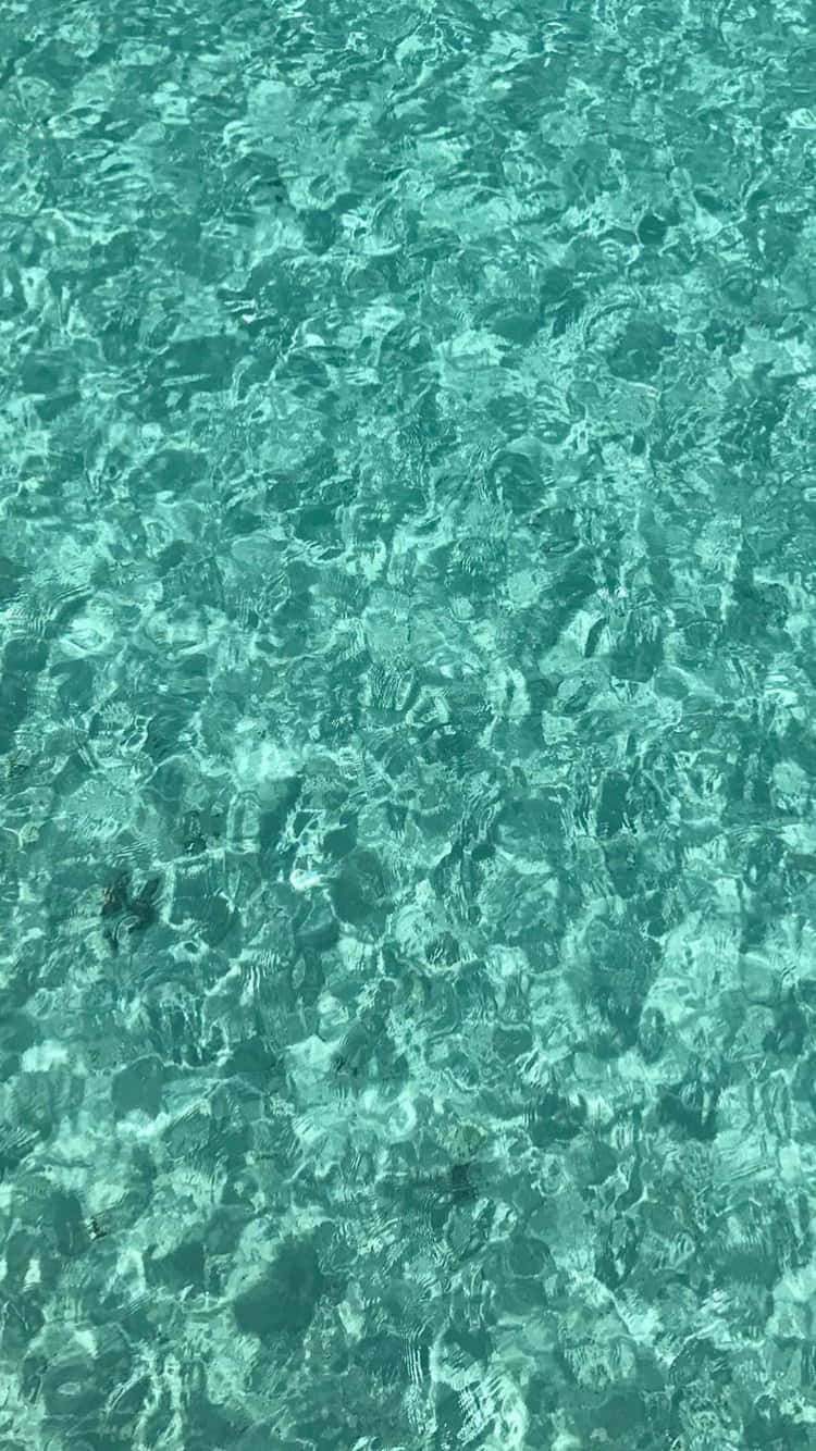 Яркая зеленая волна воды в бассейне Обои