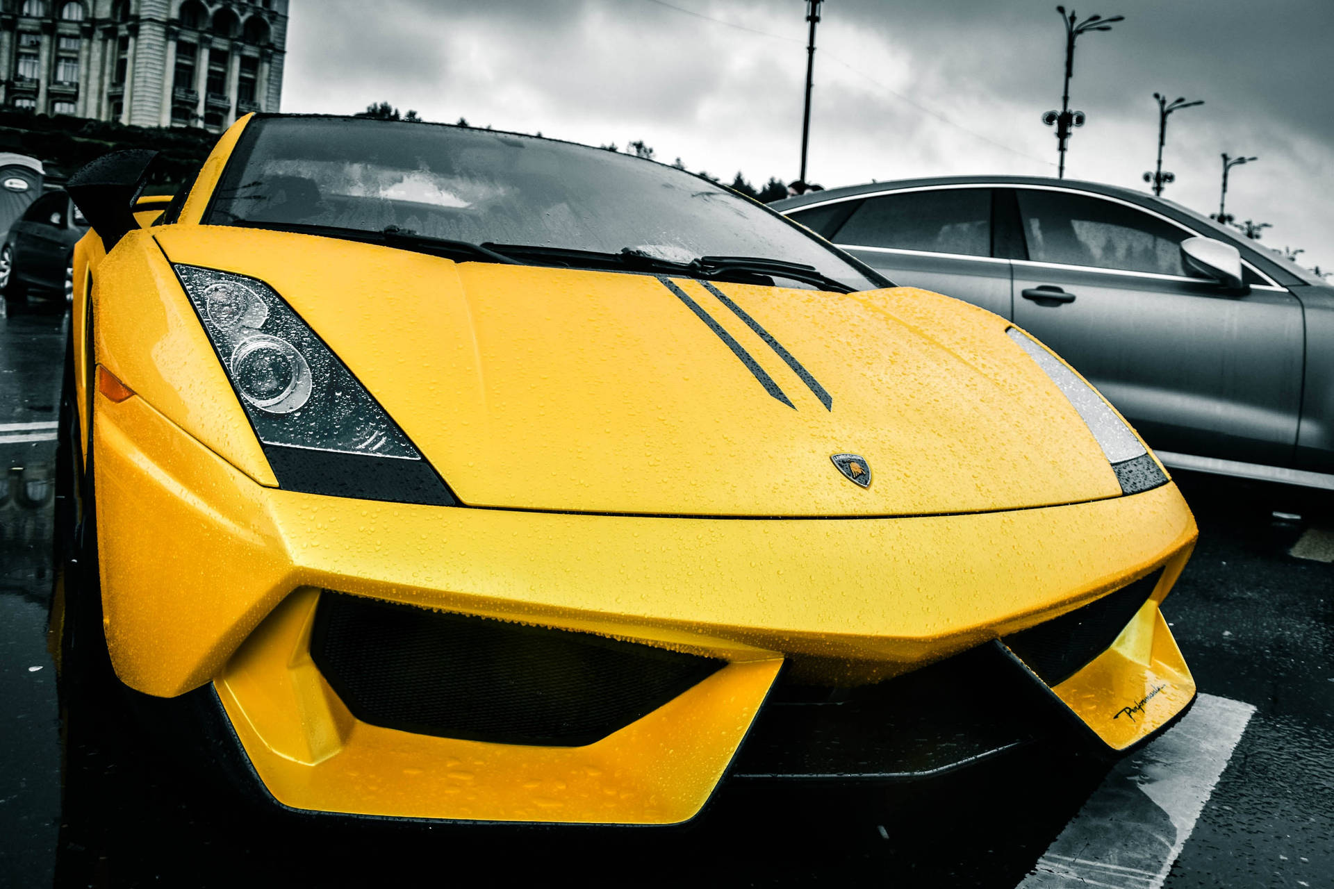 Обои с желтым Lamborghini Gallardo в дождливый день.