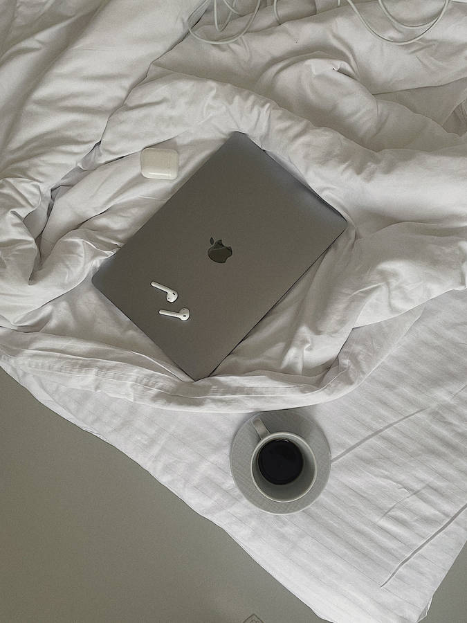 Эстетичный серебристый Mac и AirPods