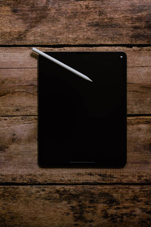 Apple iPad Pro на дереве