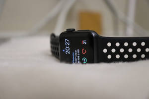 Обои с Apple Watch и чёрными ремешками — Apple Watch Обои
