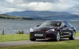 Aston Martin Rapide S на дороге — MacBook Pro 13 Обои