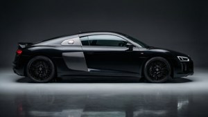 Черный Audi R8, снятый в чистой студийной обстановке, подчеркивающей его элегантный дизайн.