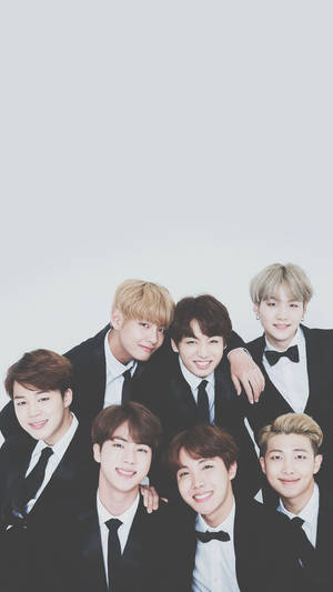 Обои BTS с V, Чонгуком, Чимином, Шугой, Джином, RM и Джей-Хоупом в черных костюмах.