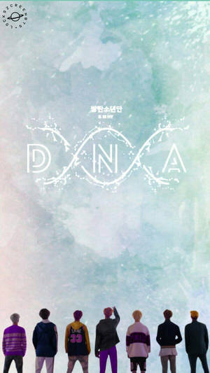 Участники BTS, вид сзади, смотрят вверх на фон с надписью DNA, новый альбом.
