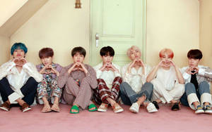 BTS у двери с жестами сердечек на рабочий стол — Bts рабочий стол Обои