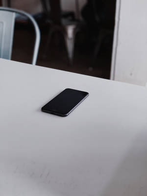 iPhone 8 на столе