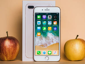 iPhone 8 с яблоками