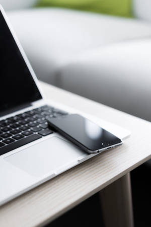 iPhone на столе с MacBook — Xiaomi Pad 8 Обои
