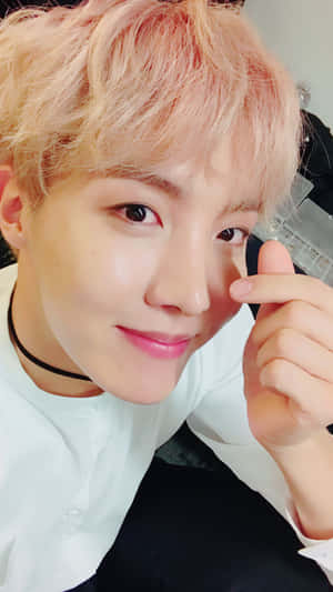J-hope BTS сердечко пальцами — Bts Обои