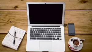Macbook Air На деревянном столе — MacBook Air Обои