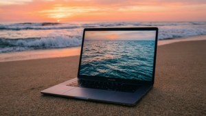 Спокойный MacBook на пляже во время рассвета в океанских тонах.