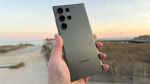 Samsung S23 Ultra в руке на пляже — Samsung galaxy Обои