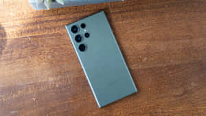 Samsung S23 Ultra зеленая задняя панель массив камер деревянная поверхность — Samsung galaxy Обои