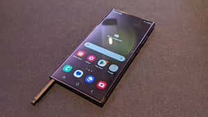 Samsung S23 Ultra с частично выдвинутым стилусом S Pen
