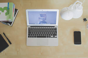 Крупный план включенного MacBook air — Surface Обои