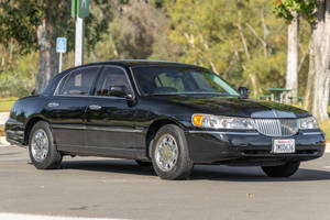 Автомобиль Lincoln Town Car 2001 года на парковке — Машина гиф Обои