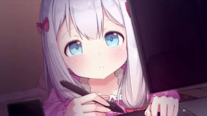 Милая аниме-девушка Izumi Sagiri что-то пишет, глядя на ноутбук обои