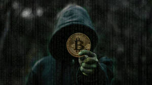 Анонимный мужчина с биткоином на крипто-фоне