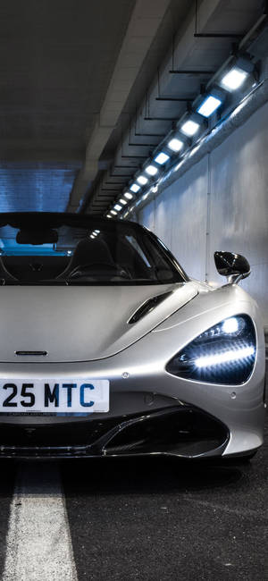 Белый McLaren 720S в туннеле на телефон — Galaxy S26 Ultra Обои