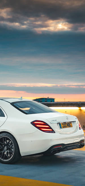 Белый Mercedes Benz сзади IPhone — iPhone 11 Pro Max Обои